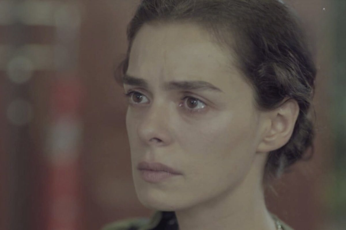 Parallelamente, la città di Istanbul fa da sfondo a un momento cruciale: il funerale di Yeliz, al quale partecipano Enver, Hatice, Arif e Ceyda.