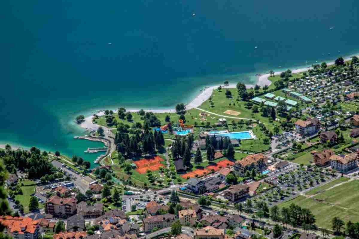 Lago tra le Dolomiti